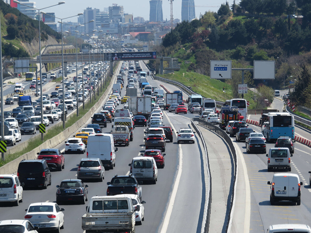 Hafta sonu kısıtlamalarında olduğu gibi 23 Nisan Cuma günü de vatandaşların temel ihtiyaçlarını karşılayabilmesi için bakkal, market, kasap, manav ve kuruyemiş dükkanları saat 10.00 - 17.00 arasında açık olacak. 