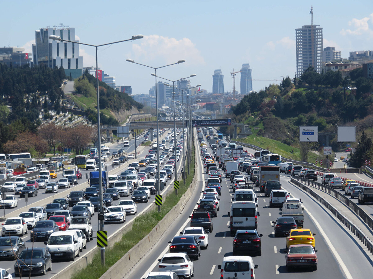 İstanbul Büyükşehir Belediyesi'nin trafik yoğunluk haritasına göre saat 16.30 itibariyle yoğunluk yüzde 72 olarak ölçüldü. 