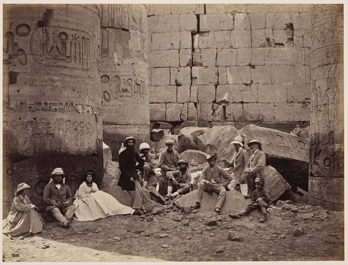 Galler Prensi Edward ve beraberindekiler Karnak Harabelerinin arasında. Teb, Mısır (kentin yerinde günümüzde Luksor kenti bulunmaktadır) Mısır. Mart 1862. <br><br>Mısır'ın Luksor kentinde bulunan Karnak tapınağı geçmişten günümüze kadar ulaşan bozulmamış yapısıyla dikkat çekiyor. Mısır tarihi ve mitolojisi hakkında önemli bilgiler veren tapınak kompleksi içerisinde, sütun, heykel ve sfenksler barındırıyor.