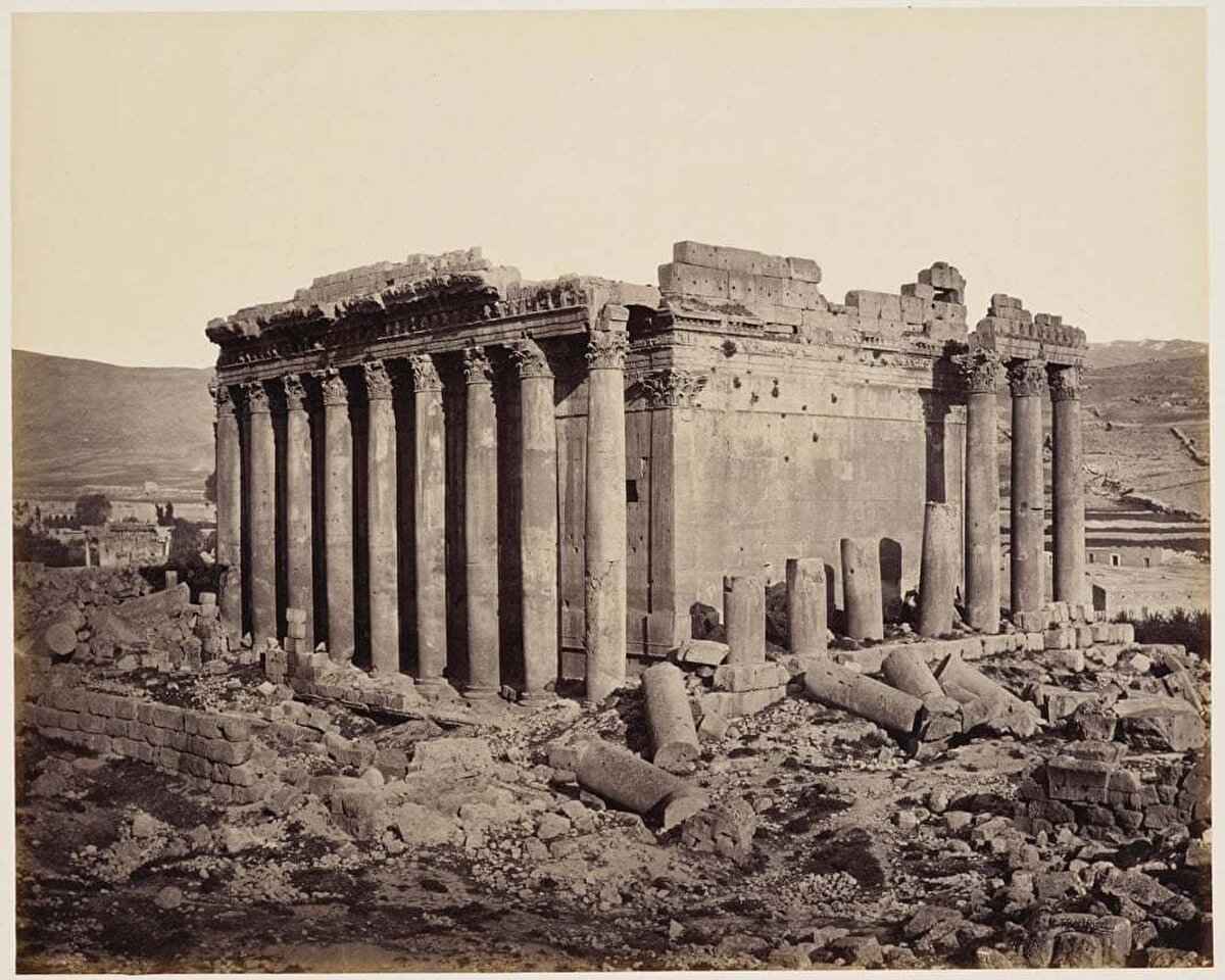 Jüpiter Tapınağı, Baalbek-Lübnan. 3 Mayıs, 1862. <br><br>Lübnan'ın doğusundaki Beka Vadisi'nde yer alan tarihî Baalbek tapınak şehri, Bizanslılar, Selçuklular, Eyyûbîler, Haçlılar, Moğollar, Memlûkler ve Osmanlı hâkimiyetine girmiştir. 1100'lü yıllarda haçlılar ile Müslümanlar arasında büyük savaşlara sahne olan şehir, en büyük zararı Haçlılar tarafından ele geçirildiği dönemde görmüştür.