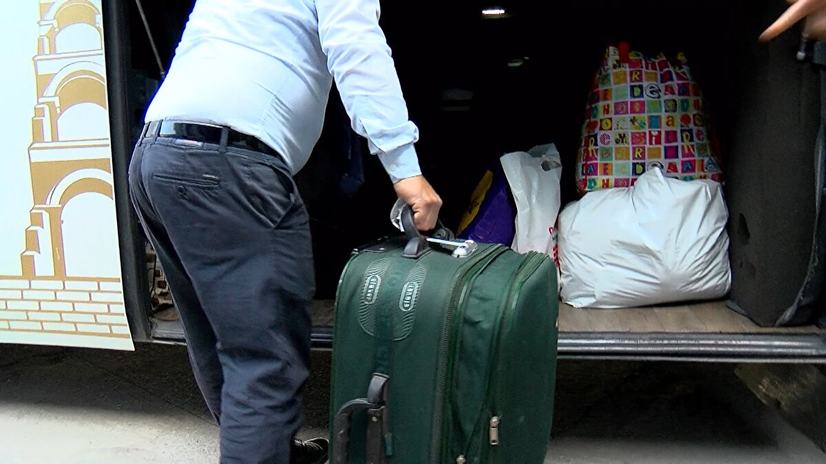 11 yıldır özel bir firmada otobüs şoförlüğü yapan Taner Ergin ise, Yolcuların çoğu biletlerini internet üzerinden alıyor. Dün akşam kararın ardından otogar bu hale geldi. Herkes bilet arıyor. Çoğu firmalarda zaten yer kalmadı. Biletler tükendi. Site kitlendi. Kaçış başladı dedi.