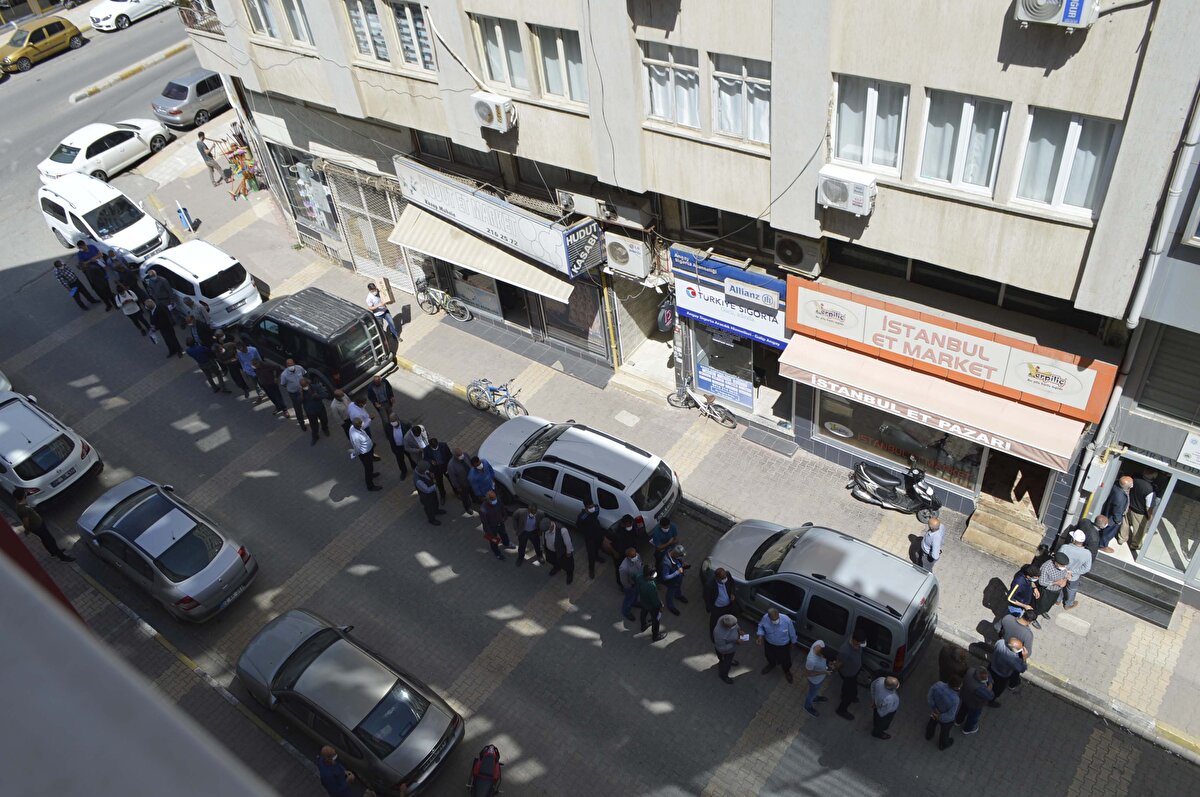 Özellikle tütün ve sebze dikim dönemi olması nedeniyle Ziraat Odası’nda yoğunluk yaşandı. Ziraat Odası izin belgesi vermek için personel sayısını arttırdı.Çiftçiler, tam kapanma öncesinde tarlalarına gitmek ve tarlada çalışmak için bu belgeye ihtiyaçlarının olduğunu, tütün, sebze dikim dönemi olduğunu ifade etti.Yoğunluk üzerine sosyal mesafeyi denetlemek için bölgeye polis ekipleri geldi. Ekipler, kalabalığı sık sık sosyal mesafe ve maske takma kuralına dikkat etmeleri yönünde anons yaparak uyardı.


