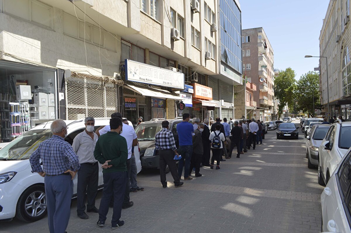 Ürünlerin ekim ve dikim dönemi olması nedeniyle çiftçiler tarlalarında rahat çalışabilmek, tarlalarına gidip gelebilmek için izin belgesi almaya çalışıyor.

