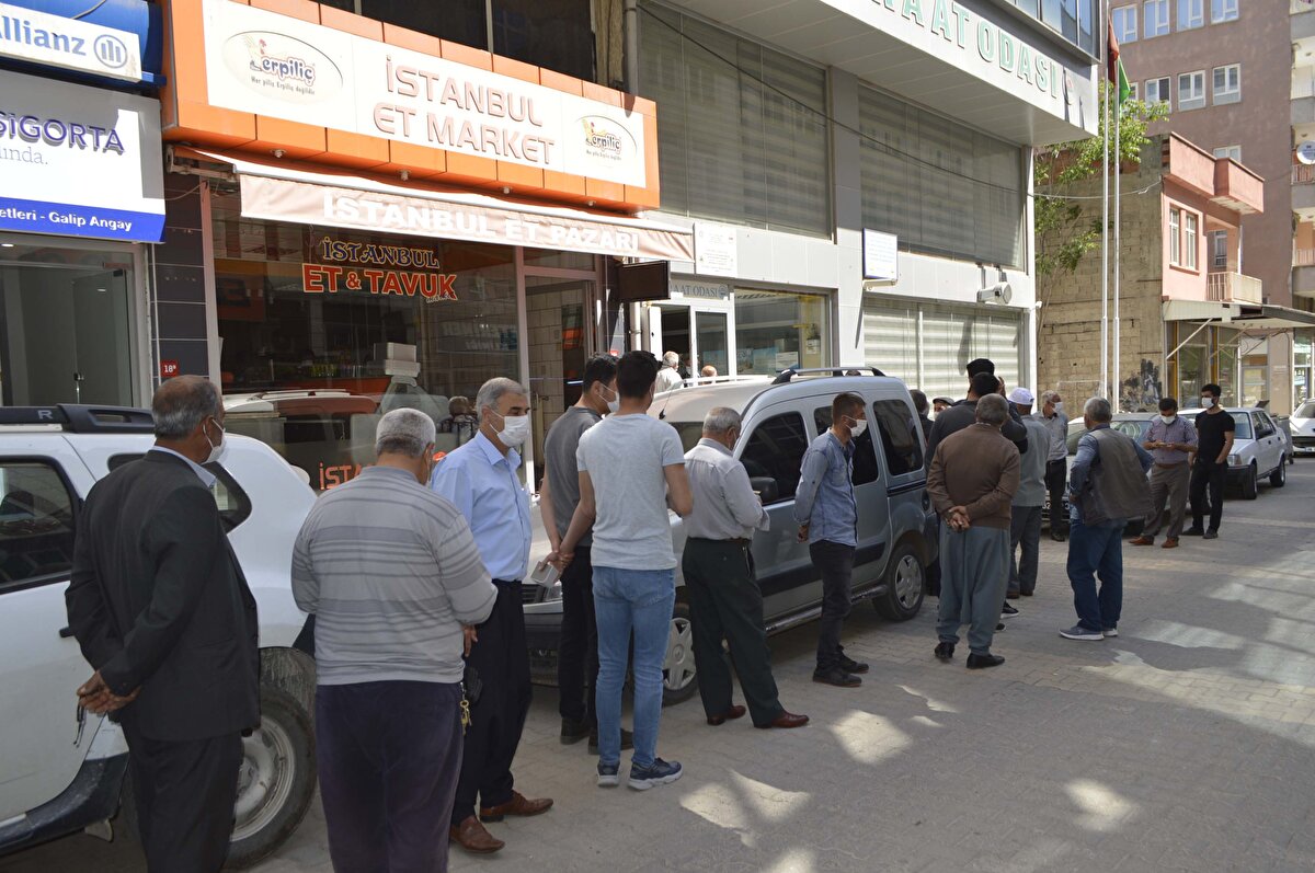 Cumhurbaşkanı Recep Tayyip Erdoğan’ın önceki gün açıkladığı ve 29 Nisan’da başlayıp 17 Mayıs’a kadar sürecek ‘tam kapanma’ süreci öncesinde çiftçileri izin telaşı sardı.
