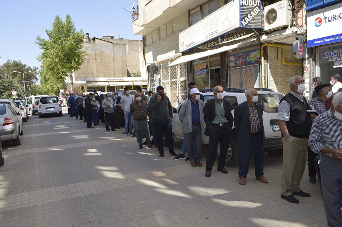 29 Nisan tarihinde başlayacak olan tam kapanma öncesinde, yoğun iş dönemi yaşayan çiftçiler tarlalarına gidip gelebilmek için Ziraat Odası Başkanlığının önünde uzun ‘izin’ kuyruğu oluşturdu.
