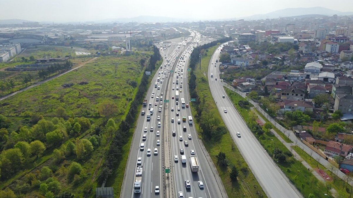 D-100 Karayolu Ankara istikametinde ise Kartal ve Tuzla arasında bazı bölgelerde de trafik yoğunlaştı.