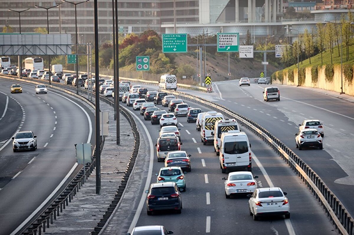 Koronavirüs tedbirleri kapsamında İstanbul'dan şehir dışına gidecekler yollara düştü.