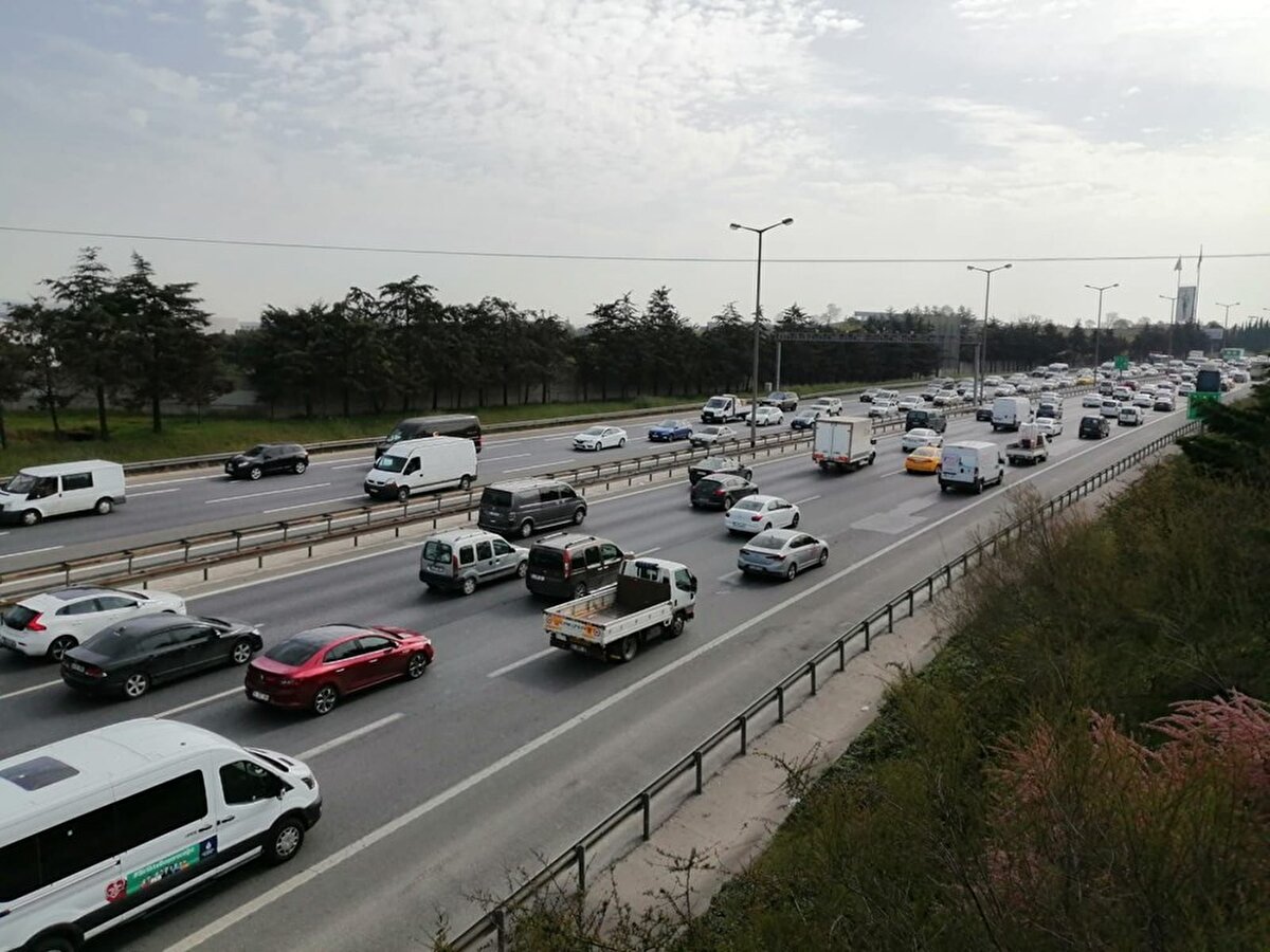 İstanbul ile Anadolu'yu birbirine bağlayan TEM Otoyolu'nun Bolu Dağı geçişi Ankara yönünde, tam kapanma öncesi yoğun araç trafiği oluştu.