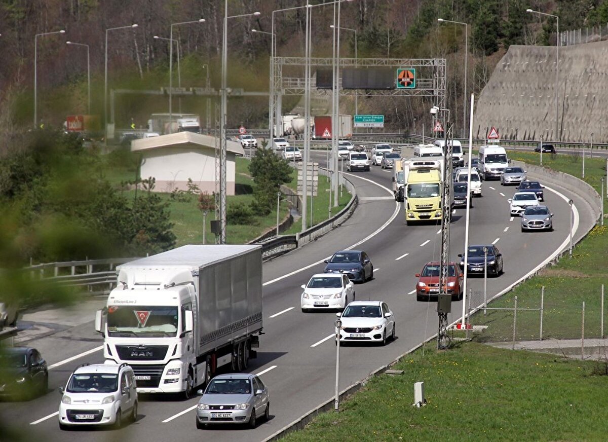 Kent genelinde ise bu bölgelerin dışında kalan ana arterlerde de trafik artıyor. İBB'nin mobil uygulamasına göre, trafik yoğunluğu saat 13.00 itibarıyla yüzde 72'ye yükseldi.