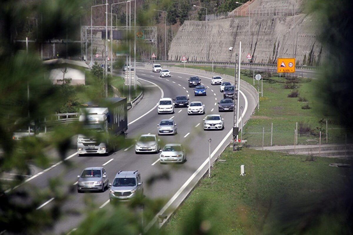 Anadolu Yakası'nda TEM Otoyolu Ankara istikametine doğru, Çamlıca Gişeler ve sonrasında trafik yoğunluğu arttı.