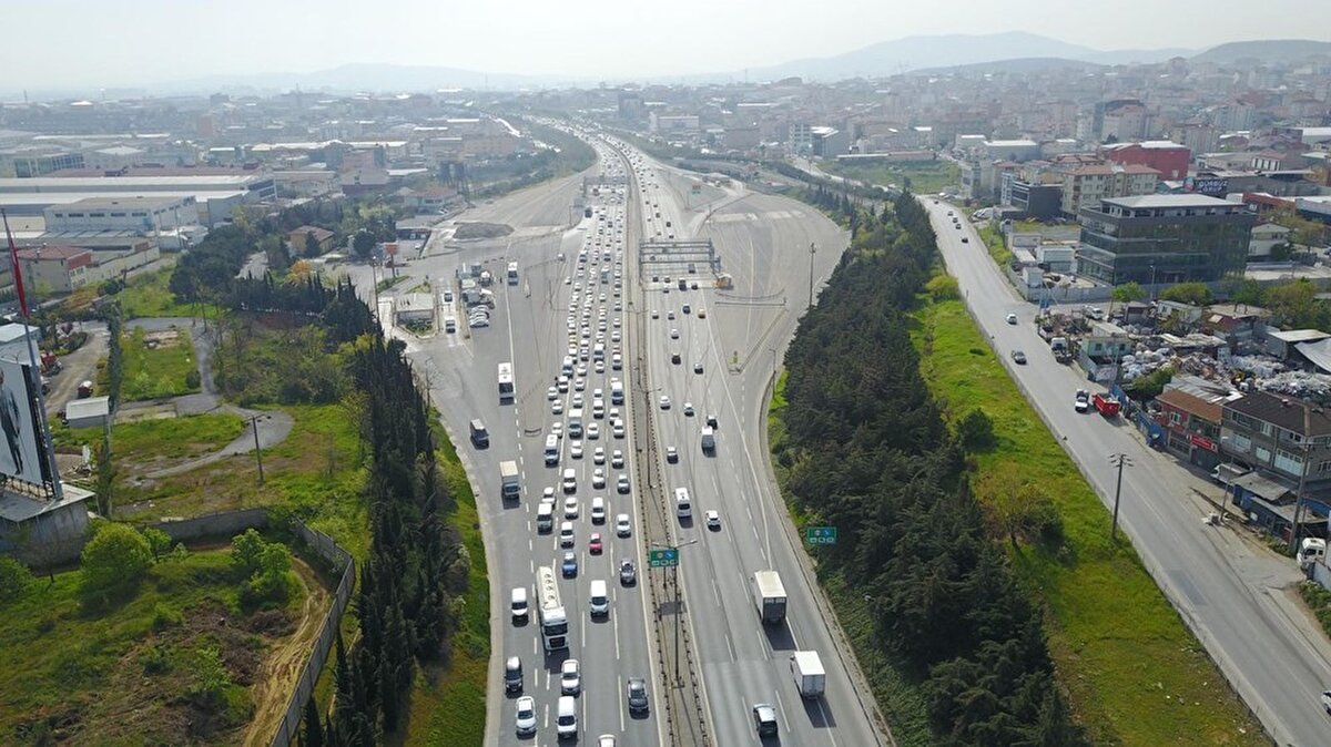 Yoğunluk nedeniyle trafikte olumsuzluk yaşanmazken, akşam saatlerinde araç yoğunluğunun artması bekleniyor.