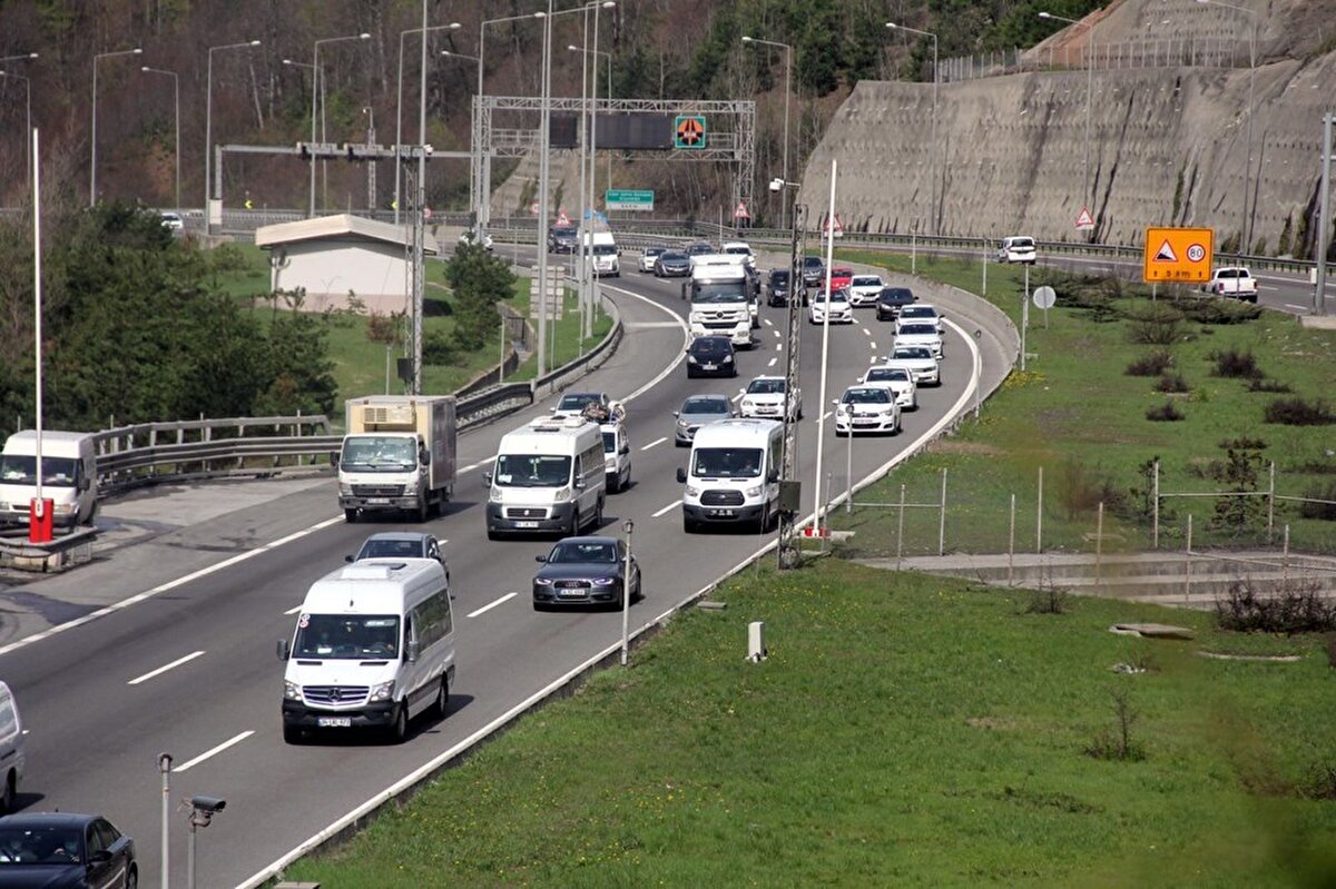 Yarın başlayacak yasak öncesi çok sayıda sürücü Türkiye'nin önemli geçiş noktalarından olan Bolu Dağı'nı kullanarak memleketlerine doğru yola çıktı. Yolun Ankara yönünde ulaşımda yoğunluk yaşandı. İstanbul istikameti ise boş kaldı.
