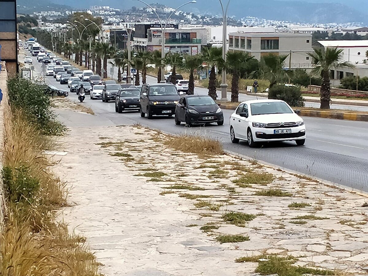 Olası yoğunluğu tahmin eden ekipler de ilçe girişinde güvenlik önlemi aldı.