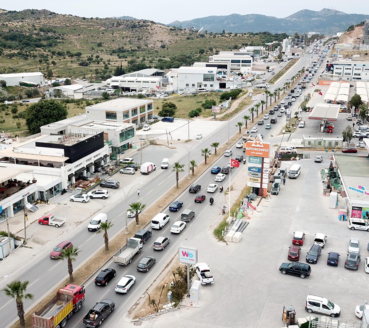 Asıl yoğunluğun ise yarın kapanmanın son saatlerinde yaşanması beklenirken, Muğla İl Emniyet Müdürlüğü Bölge Trafik ekipleri oluşan yoğunluktan dolayı herhangi bir olumsuzluk yaşanmaması için önlemlerini devam ettiriyor.