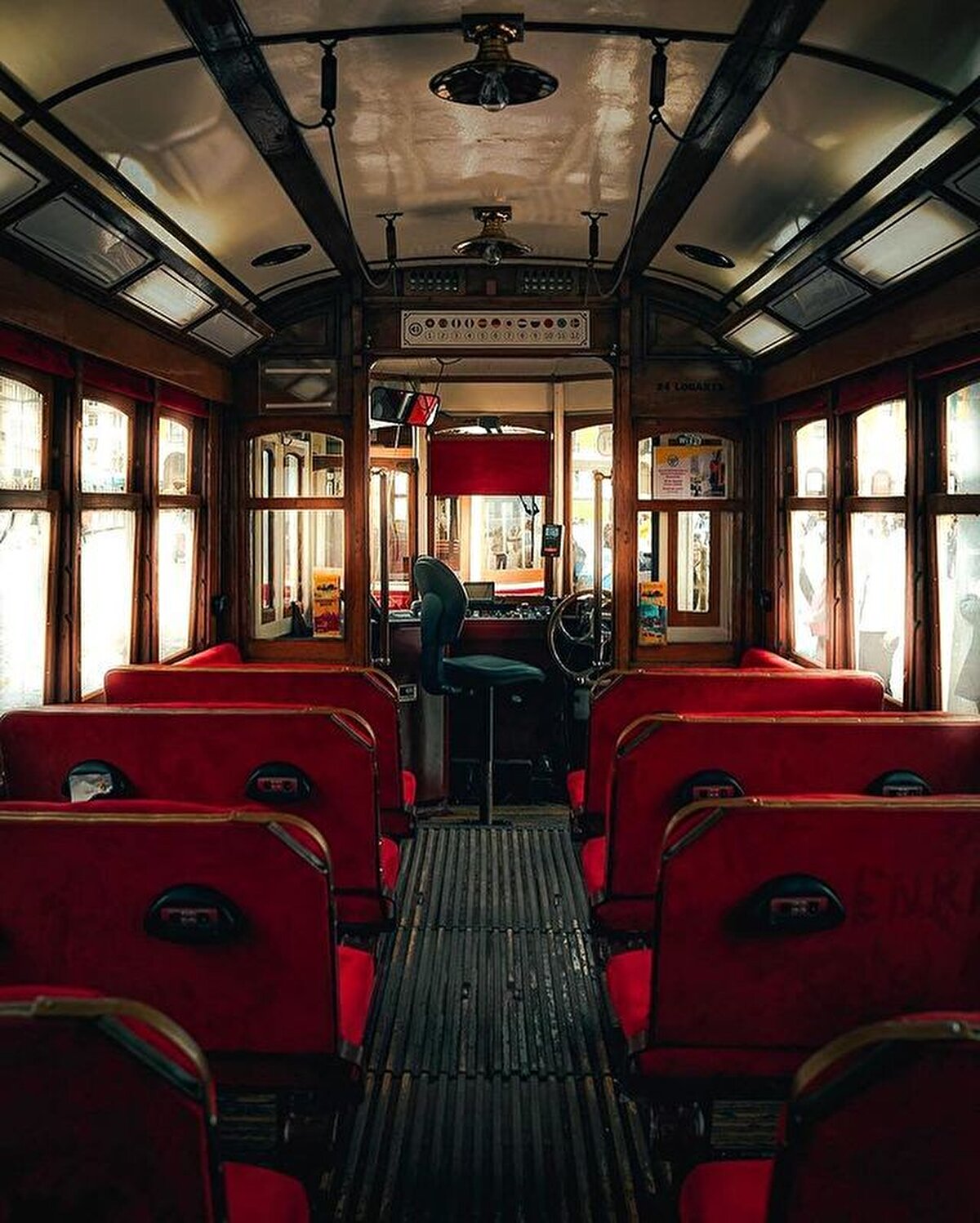 Dik yokuşları, dar sokaklarda soluklanabileceğiniz seyir terasları, sarı ve kırmızı tramvaylar, eski şehrin kesişen sokaklarındaki sürpriz küçük meydanlar, eski şehir Baixa'nın Alfama'sı, başta muhteşem Endülüs uygarlığı olmak üzere, Fenike ve Roma uygarlıklarının kültürel miraslarıyla bezeli şehri gezmek için en az beş gün gerekli. Çünkü bu şehirde, programlı bir rotada yol alırken umulmadık güzellikler seni yolundan ayırabilir. Ancak yine de vakti ya da enerjisi sınırlı olanların panoramik bir gezi rotası çizmesinde yarar var. ⠀