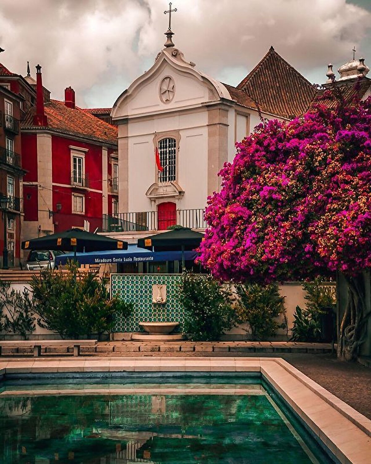 🇵🇹 Avrupa'nın en zarif, en kendine has şehirlerindendir Lizbon. Sahiden de Asaf Halet şiirindeki gibi önünde dev dalgalarıyla koca bir okyanus, anne rahmine benzeyen bir sığınak olarak liman ve o limana dökülen Tejo Nehri'nin dalgaları vardır. 