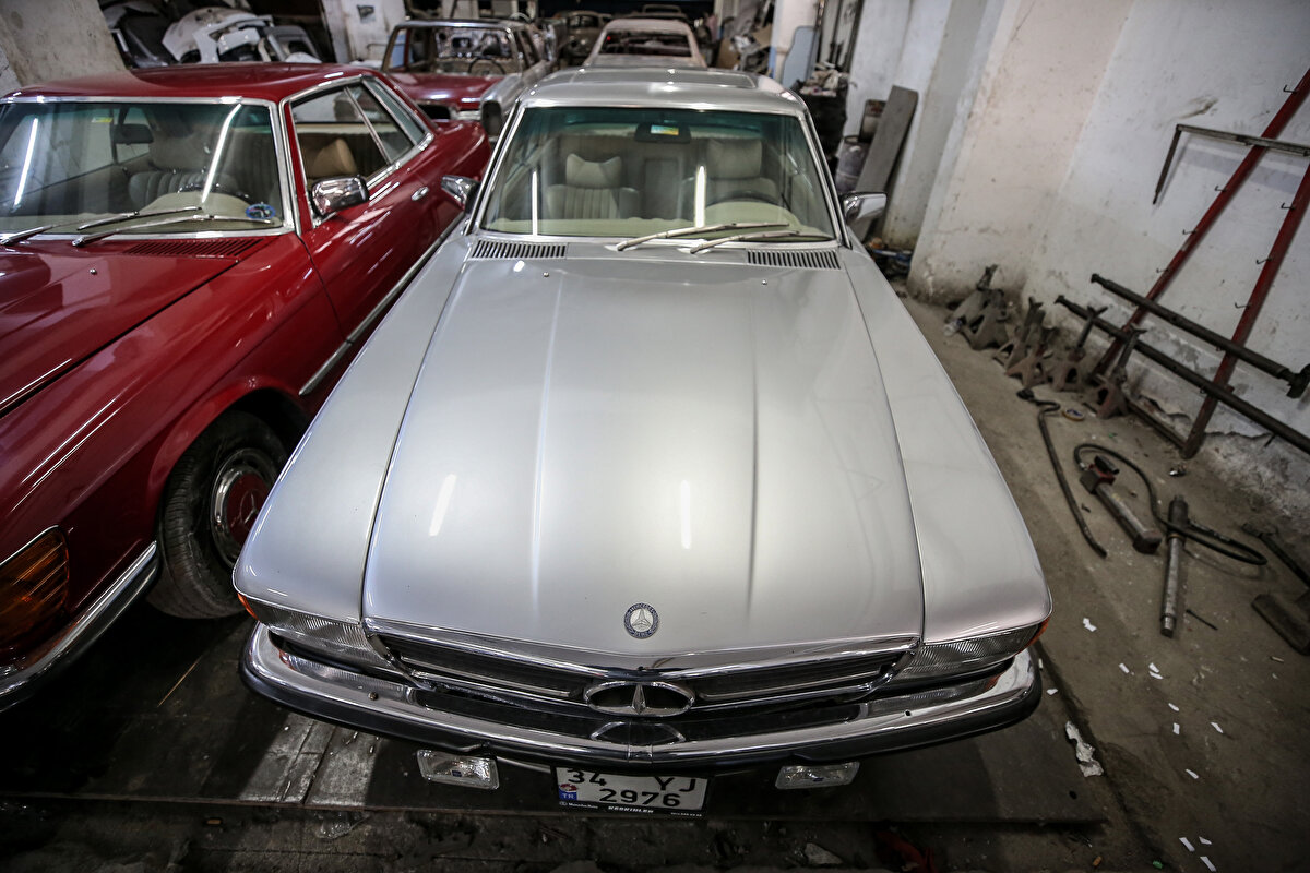 Özellikle kaportasını günlerce çekiçleyerek eski formuna kavuşturmak için yoğun el emeği sarf eden baba ve oğul, birçok parçası çürüyen ya da kaybolan klasik arabaların, ihtiyaç duyulan orijinal parçalarını yurt dışından getirtiyor.
