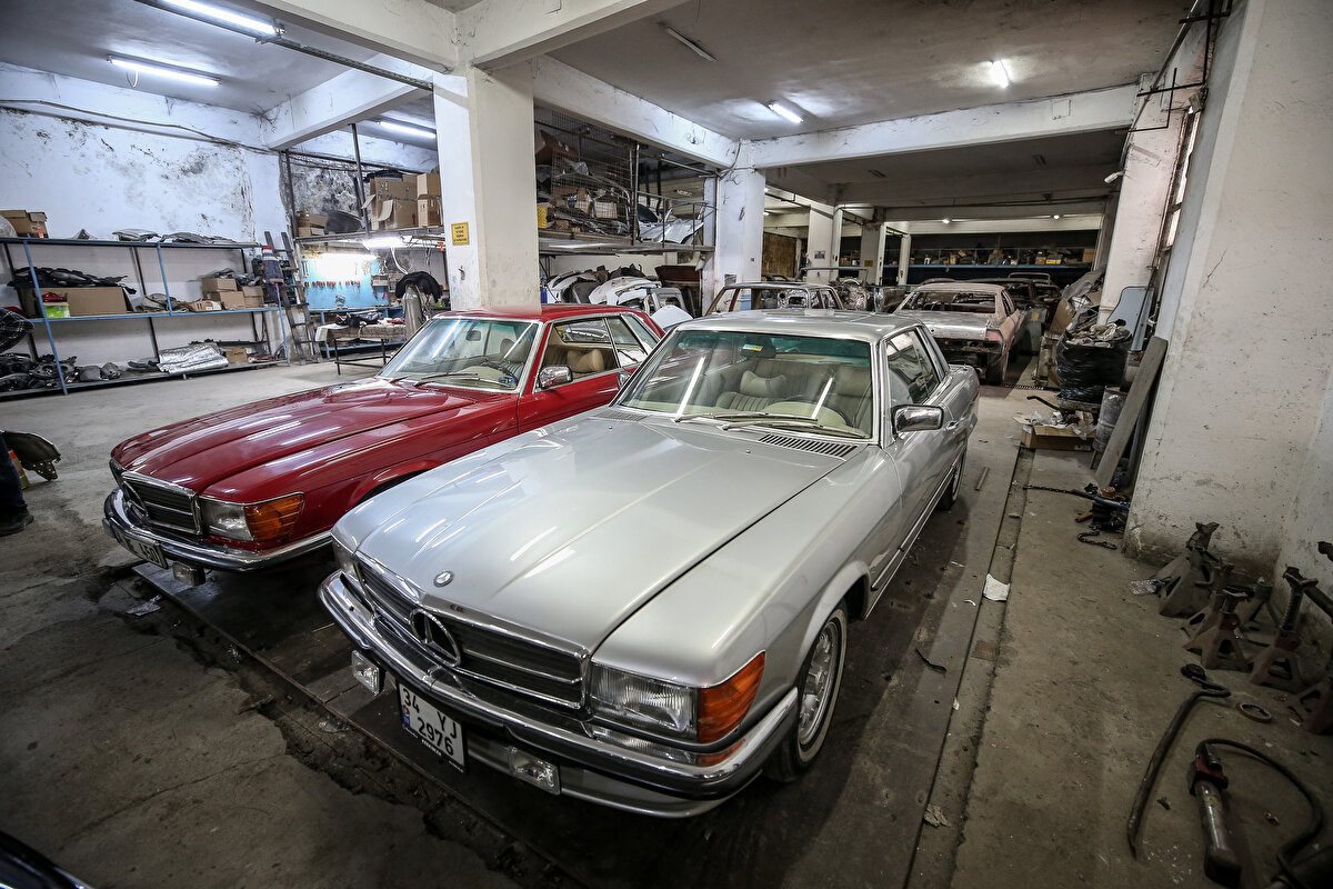 Her bir araç için 6 aydan 1,5 yıla kadar emek harcayarak onları ilk günkü ihtişamına kavuşturan Ersöz ailesi, ortaya çıkan her otomobile "sanat eseri" gözüyle bakıyor.
