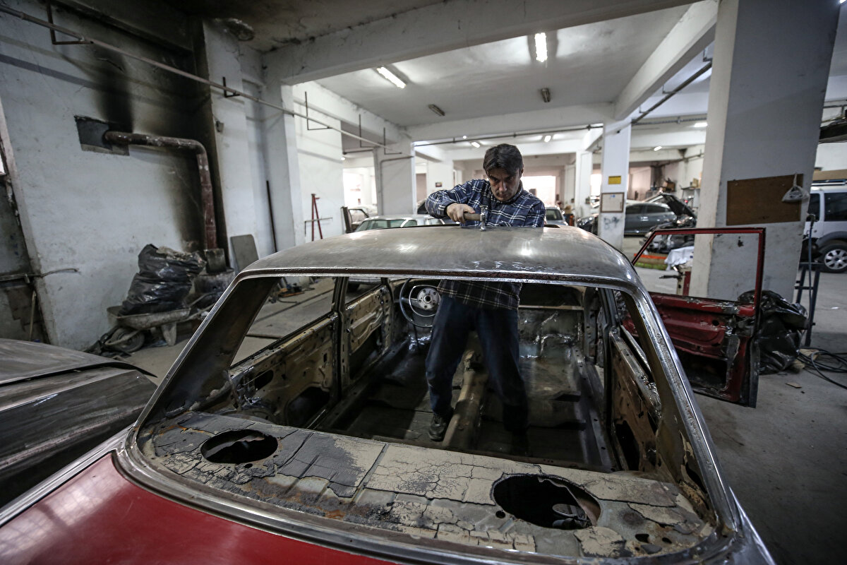 Ersöz ailesi, Türkiye'nin dört bir yanından hatta ülke dışından getirilen, adeta çürümüş klasik otomobilleri kaportasından boyasına, döşemelerinden motor parçalarına kadar orijinalleriyle yeniliyor.
