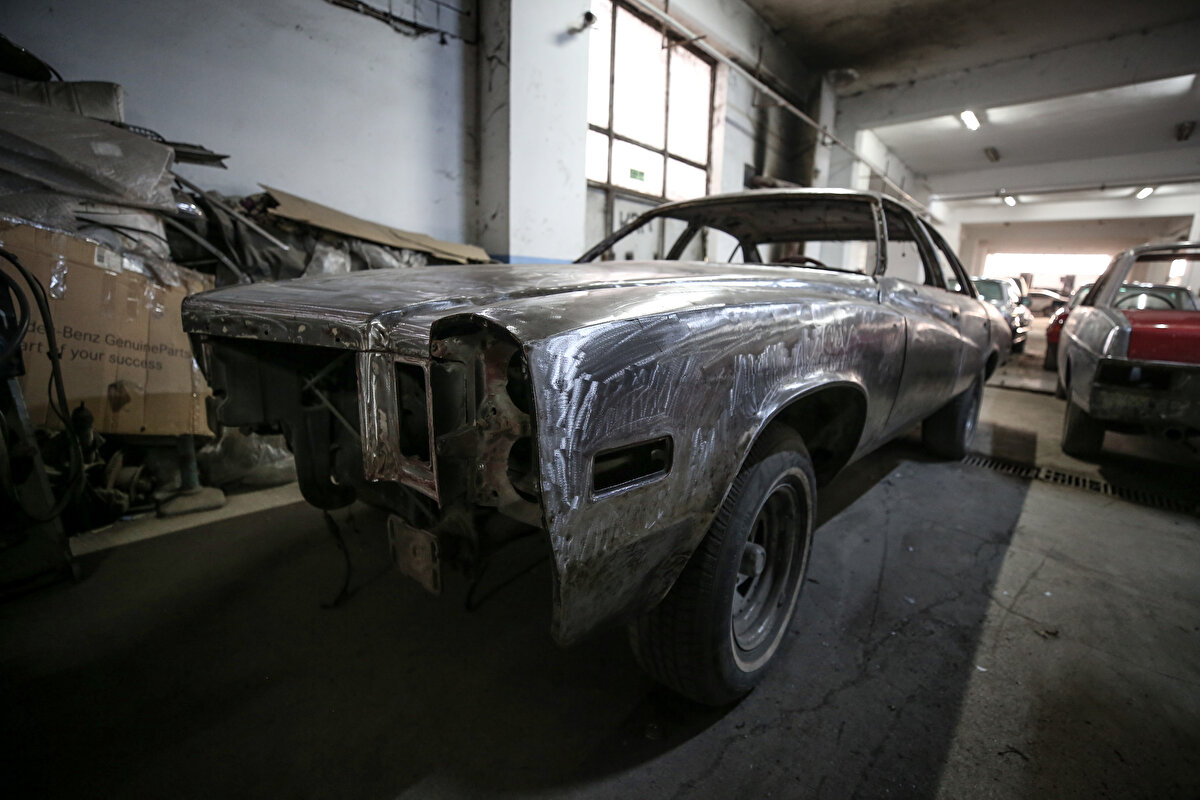 Gençlerin son dönemde bu araçlara ilgi gösterdiğinin altını çizen Ersöz, şunları kaydetti:

"Kültür seviyesi yükseldikçe biraz da durumu iyi olanlar bir tane klasik araç edinmek istiyor. Genç kardeşlerimiz atölyemizi çok sık ziyaret ediyor. Burası bir otomobil müzesi gibi. Biz de onlara tecrübelerimizle yol gösteriyoruz. Şimdiye kadar restore ettiğim en yaşlı araç 1915 model Ford marka bir otomobildi. Çekiçle vura vura kaportayı eski formuna kavuşturuyoruz. Günümüzde bunu yapacak çok az usta kaldı. Bu arabaların hepsi benim çocuğum gibi. Çocuklarımı nasıl büyütürken özen gösterdiysem bu arabaları yaparken de aynı özeni göstermeye çalışıyorum."