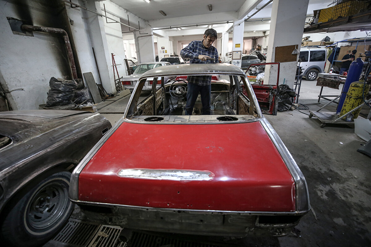 Ersöz, Türkiye'nin her yerinden hatta dünyanın birçok ülkesinden restorasyon için talep geldiğini anlatarak, sözlerini şöyle sürdürdü:

"Birçok ünlü iş adamı ve sanatçılara araçlarını restore edip teslim ettik. Tamamen yurt dışına yaptığımız araçlar da oldu. Bize çürük, çarık halde geliyor. Belirlenen bir zaman aralığında yetiştirmeye çalışıyoruz. Restorasyon işi çok meşakkatli bir iş minimum 6 ay, maksimum 1,5 yıl sürebiliyor. Aracın durumu ve parçalarına göre değişiyor. Son dönemde Mercedes üzerinde çalışmayı daha çok seviyorum. Parçalarına daha çok çabuk ulaşabiliyoruz. Restorasyon işi parça durumu ve arabanın markasına göre 300-400 bin lira arası değişiyor. Hatta bazen daha da yukarı rakamlara çıktığı da oluyor."