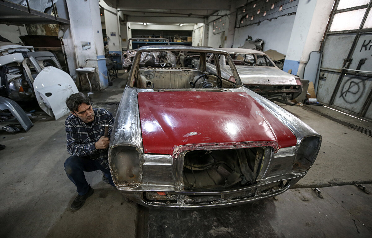 Genelde ekonomik ömrünü tamamlayan 1915-1980 model araçların kendilerine restorasyon için getirildiğini dile getiren Ersöz, "Biz bunları pırıl pırıl yapıyoruz. Her türlü eksiğini giderip sahibine teslim ediyoruz. Tamamen orijinal parçalar kullanıyoruz. Eğer orijinal parçaya ulaşamazsak o parçayı kendimiz üretiyoruz. Burada tamamen bir sanat eseri ortaya çıkıyor." diye konuştu.
