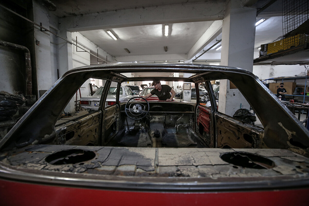 Ali Ersöz'ün oğlu Emir Ersöz de dedesinin yaptığı mesleğin inceliklerini öğrenmeye çalıştığını söyledi.

Yaptıkları işleri sosyal medyadan paylaştıklarını ve yoğun ilgiyle karşılaştıklarını belirten Ersöz, "Çocukluğumdan beri atölyeye gelip gidiyorum ve klasik araçlara merakım oluştu. İnsanlardan güzel tepkiler alıyoruz. Dedemden babama, babamdan da bana kalacak olan mesleği gücümüzün yettiği kadar devam ettireceğim." dedi.