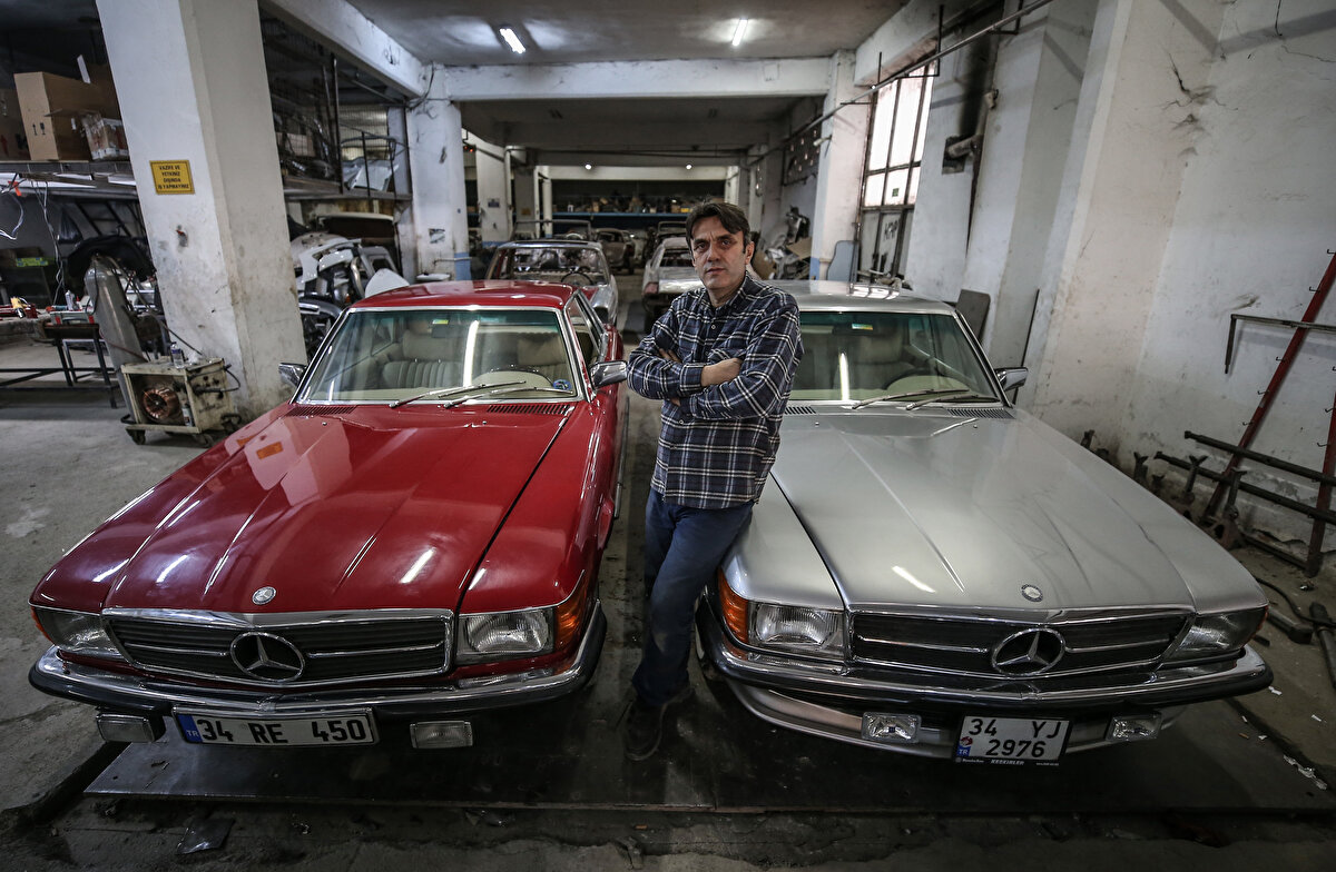 Bursa'da üç kuşaktır klasik otomobillerin restorasyonunu yapan Ersöz ailesi, titizlikle onardıkları araçları orijinal görünümlerine kavuşturarak sahiplerine teslim ediyor.
