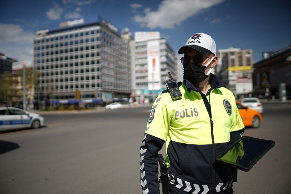 Salgının seyrinin kontrol altına alınması amacıyla uygulanan tam kapanma sürecinin başarıyla sonuçlanması için denetimlerini sıkılaştıran İçişleri Bakanlığı, manuel olarak doldurulan çalışma izni/görev belgelerine yönelik de kontrollerini artırdı.