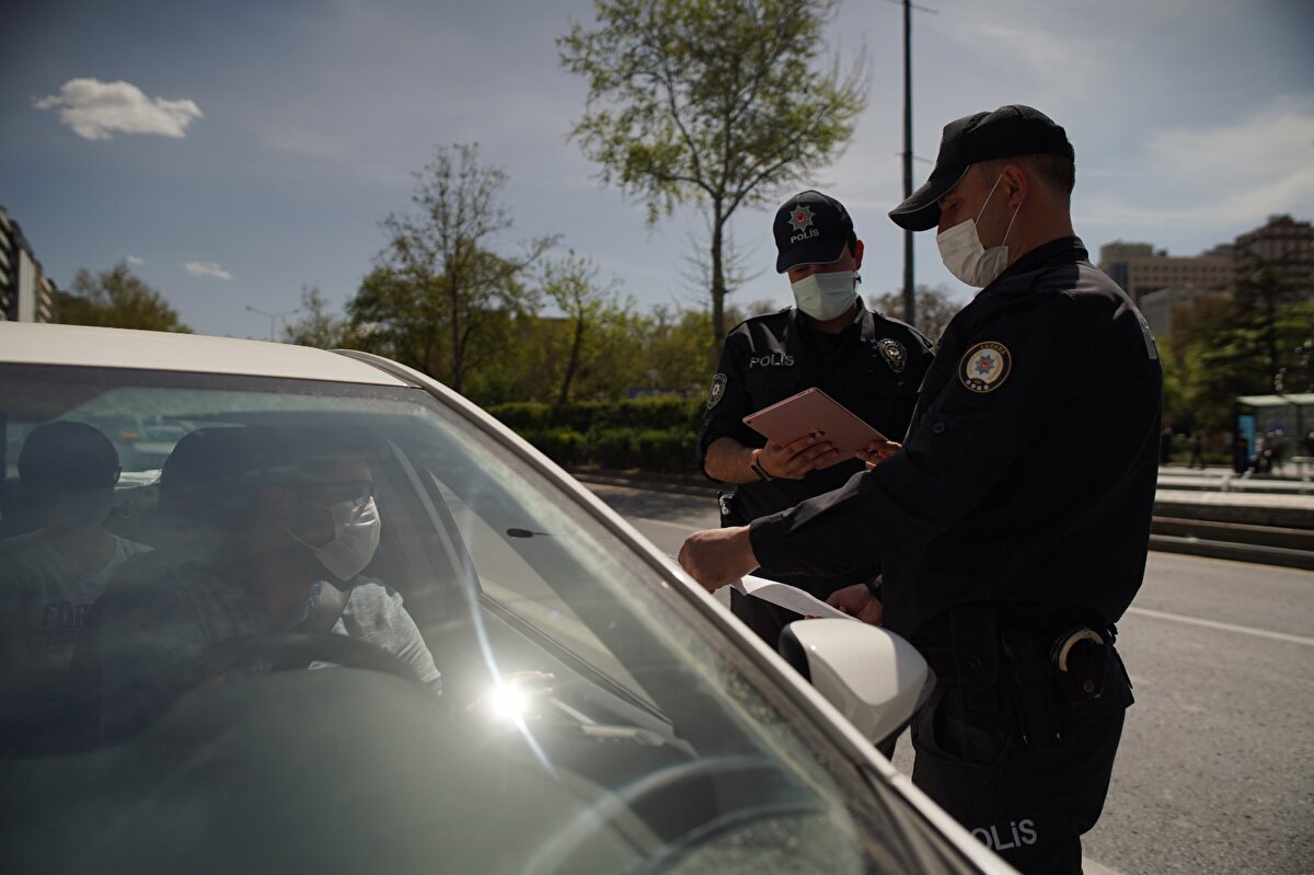 Tam kapanma sürecinde, e-başvuru sistemi üzerinden muafiyet kapsamında bulunan 697 bin 599 kişi, çalışma izni belgesi, e-başvuru ve Alo 199 üzerinden 184 bin 40 kişi de seyahat izin belgesi aldı.