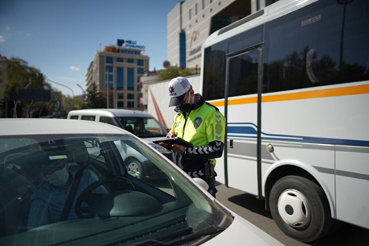 Ayrıca tam kapanma sürecinin ilk günlerinde yoğunluktan kaynaklanan mağduriyetlerin önüne geçilmesi için muafiyet kapsamındaki iş yerleri tarafından el yazsıyla doldurulan çalışma izni/görev belgelerinin 2 Mayıs Pazar günü saat 24.00'e kadar geçerli olması sağlandı.