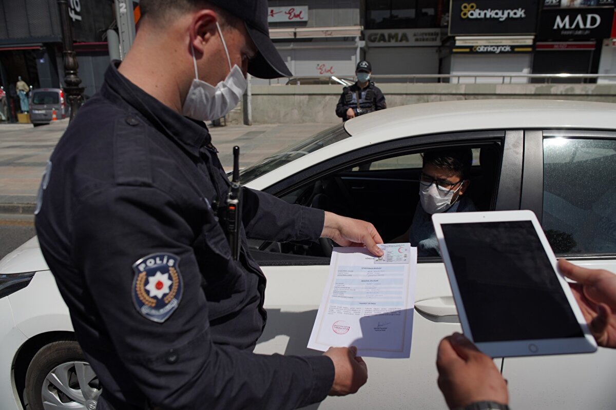 Yapılan sorgulamalarda, belgeyi ibraz eden kişinin muafiyet kapsamında olmadığı halde sokağa çıktığı, yetkisi olmadığı halde usulsüz belge doldurduğunun tespit edilmesi halinde ise cezai işlem uygulanıyor.