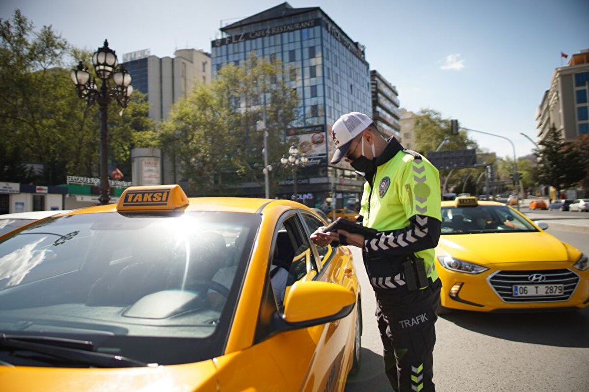 Bakanlıktan yapılan açıklamaya göre, tam kapanma sürecinde muafiyet kapsamındaki sektör çalışanları, çalışma izni/görev belgelerini e-Devlet üzerinden İçişleri Bakanlığı e-başvuru sisteminden temin edebiliyor.