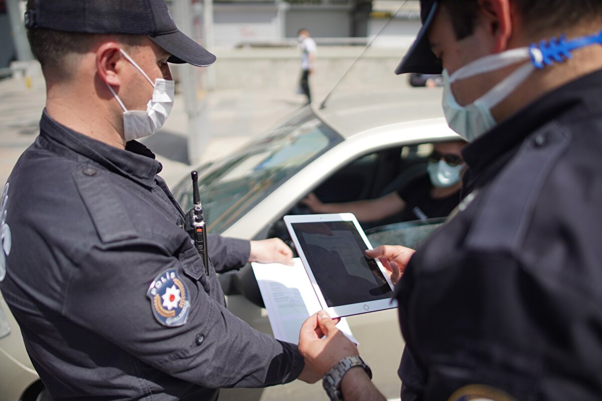 Denetimlerde durdurulan kişilerin zorunlu hallerde el yazısıyla doldurdukları çalışma izni/görev belgeleri, kolluk birimleri tarafından fotoğrafı çekilerek sisteme yükleniyor.