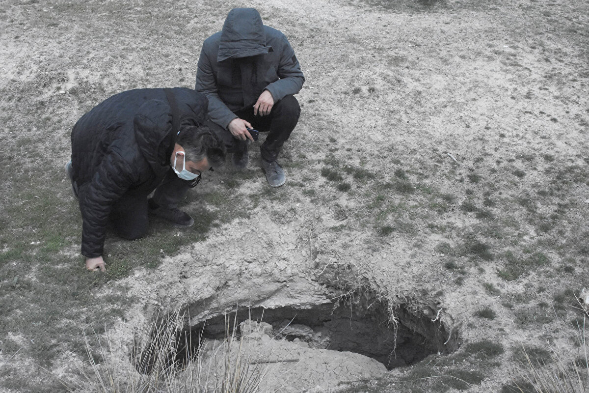 Konya'nın Karapınar ilçesinde, yer altı sularının çekilip, toprağın çökmesiyle meydana gelen ve sayıları 600'e ulaşan obrukların risk haritasının hazırlanması için çalışmalar sürüyor.
