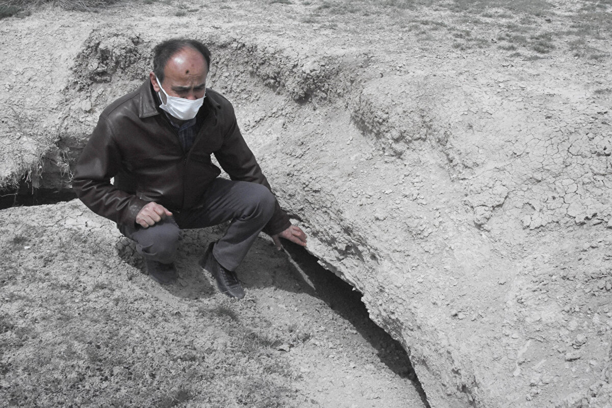 Çalışmaları yürüten Konya Jeoloji Mühendisleri Odası Başkanı, Konya Teknik Üniversitesi Obruk Uygulama ve Araştırma Merkezi Müdürü Prof. Dr. Fetullah Arık, Kayalı- Yağmapınar bölgesinde 1 kilometrekarelik alanda 100'ün üzerinde obruk tespit edildiğini söyledi.
