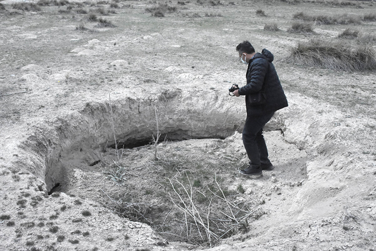 Kayalı bölgesindeki obruklar ise birim alan düşen obruk sayısı bakımından oldukça dikkati çeken bir bölgede yer almaktadır. Bu bölge içerisinde Karapınar’ın kuzeyindeki sulak alanın kurumasının ardından Sultaniye Ovası’nın doğu ve batı kıyısına ilave olarak en kuzeyde Kayalı, Yağmapınar bölgesinde yaklaşık 1 kilometrekarelik alan içerisinde 100'ün üzerinde obruk tespit ettik. Bunlar irili-ufaklı ve genellikle birkaç metre çapında.

