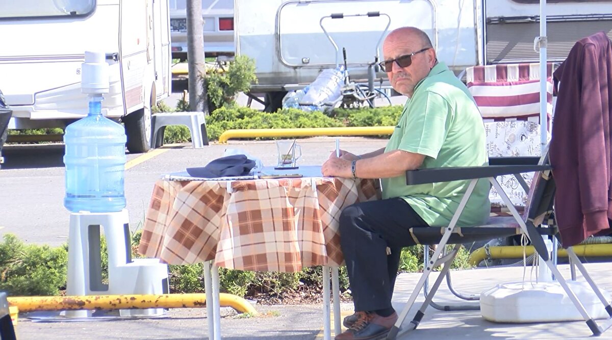 Ailesi ile tam kapanma için karavan parkına gelen Namık Kemal Bora Gönüllüeroğlu, “Daha rahat geçer, açık hava da olmanın vermiş olduğu nimetler var. Uzun süreli bu dönemi  karavanda geçirmeyi tercih ettik ailece.  Karavanda kutu oyunlarımız var, gerekirse TV var, projektörden film de seyrediyoruz” dedi. Ailenin 12 yaşındaki kızları Doğa Su ise, “Evde olduğumdan daha eğlenceli, kitap okuyoruz. Evdeyken de yapıyorduk ama dışarıda vakit geçiremiyorduk o yüzden sıkıcı geçiyordu” ifadelerini kullandı.  