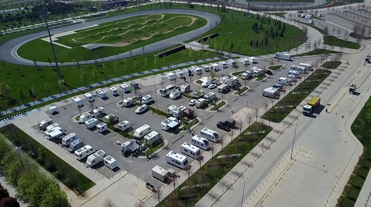 4 yıldır karavanda yaşayan Mehmet Akif Tataroğlu da “Pandemide karavanda yaşamak büyük bir keyif oldu.Bu süre fevkalede güzel geçecektir” diye konuştu. 