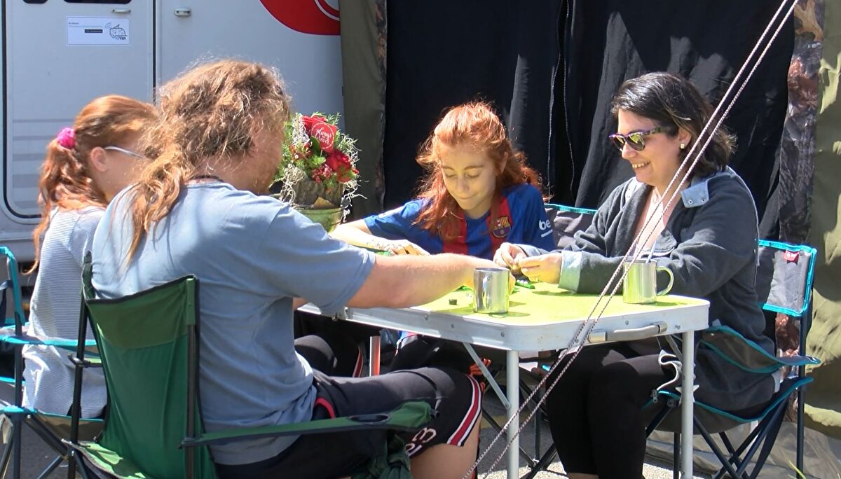 Karavanda kalan Serkan Eyisüzer ,“Özellikle pandemi dönemlerinde günlük yaşamın sıkıcılığından kurtulup, evde dört duvar arasında kalmaktansa burada karavanımızda olmayı tercih ediyoruz. Ben bir spor eğitmeni olarak kendi antremanlarımı da burada açık havada karavanımdan çok uzaklaşmadan pandemi kurallarına dikkat ederek yapıyorum.Açık havada çok daha rahat ediyoruz. İki kedim var onlar da benimle. Birlikte mutlu bir şekilde yaşayabiliyoruz” dedi. 