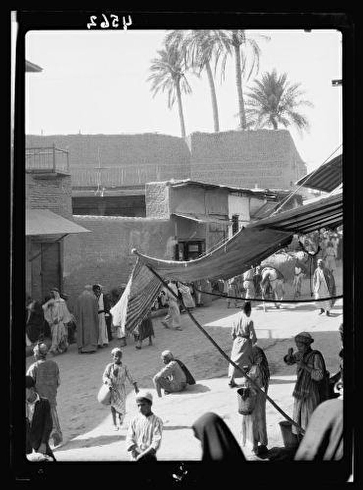 Dicle Nehrinin iki yakasını birleştiren Katah Köprüsü'nden gelip geçen Bağdat sakinleri, 1932.