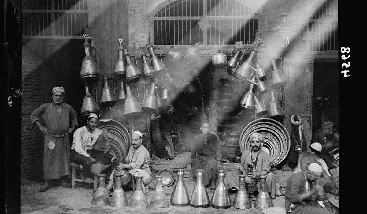 Güğüm, tencere, tava ve tepsilerin satıldığı klasik bir bakır dükkanı.