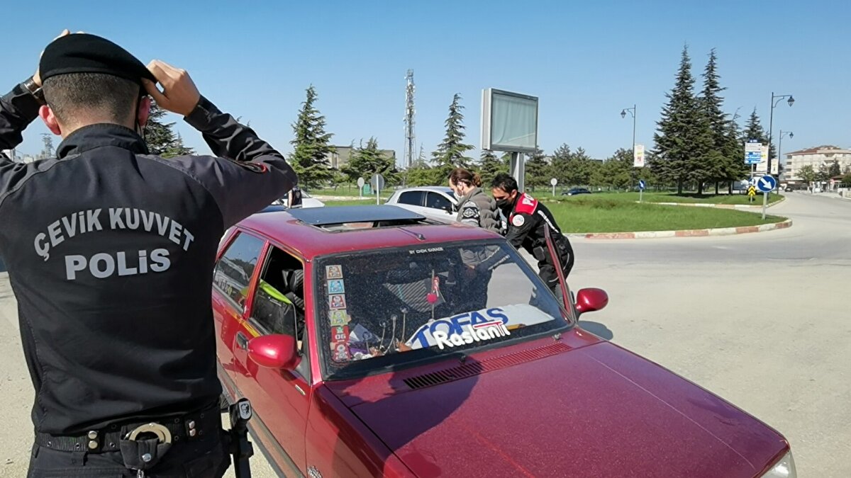 Yurt genelinde uygulanan 17 günlük sokağa çıkma yasağı kapsamında denetimlerini sürdüren İnegöl İlçe Emniyet Müdürlüğü ekipleri farklı bölgelerde denetim noktası oluşturdu. Hikmet Şahin Köprülü Kavşak girişinde polis ekiplerince düzenlenen dron destekli asayiş uygulamasına İnegöl Kaymakamı Eren Arslan da katıldı. Sürücülere izin belgesi soran ekipler 16 F 4619 plakalı otomobili durdurdu. 
