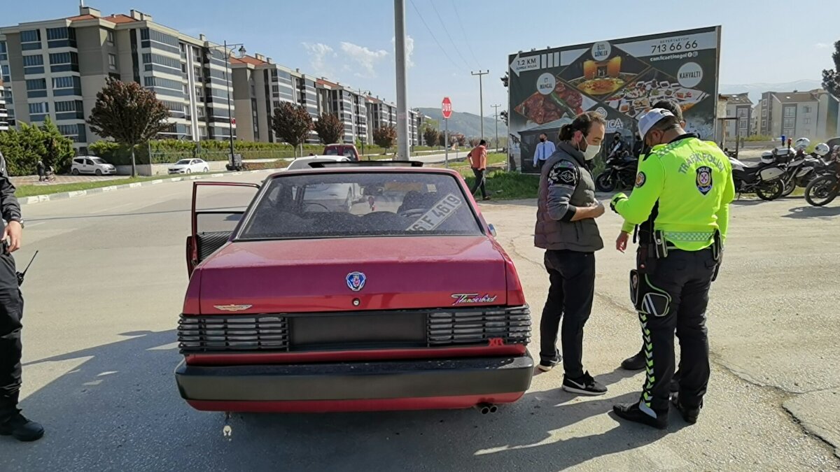 Ali Rıza Altunbay, geçen yıl 23 Haziran'da aracındaki modifiye işlemi için yaptığı açıklamada, Aracımı motor kısmından tutun, boyasına kadar yeniledim. 40 bin TL değerinde ses sistemi monte ettirdim. 12 bin TL´ye almıştım aracımı. Şu ana kadar 90 bin TL harcama yaptım. Gönlümde değeri paha biçilmez ama 100 bin TL´nin üzerindedir. Satmayı düşünmüyorum. Sabahlara kadar aracımın başında durduğum zamanlar oldu diye konuştu. 