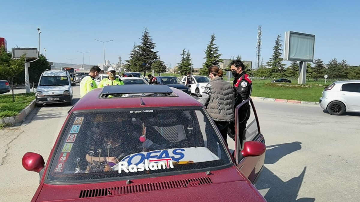 Otomobilin teknik özelliklerinde değişiklik tespit eden polis, modifiye aracın amortisör sistemini kontrol etti. Otomobil üzerinde izinsiz değişiklikler yaptığı ve arka plakasını söktüğü belirlenen Ali Rıza Altunbay’a toplam 696 lira para cezası uygulandı. 