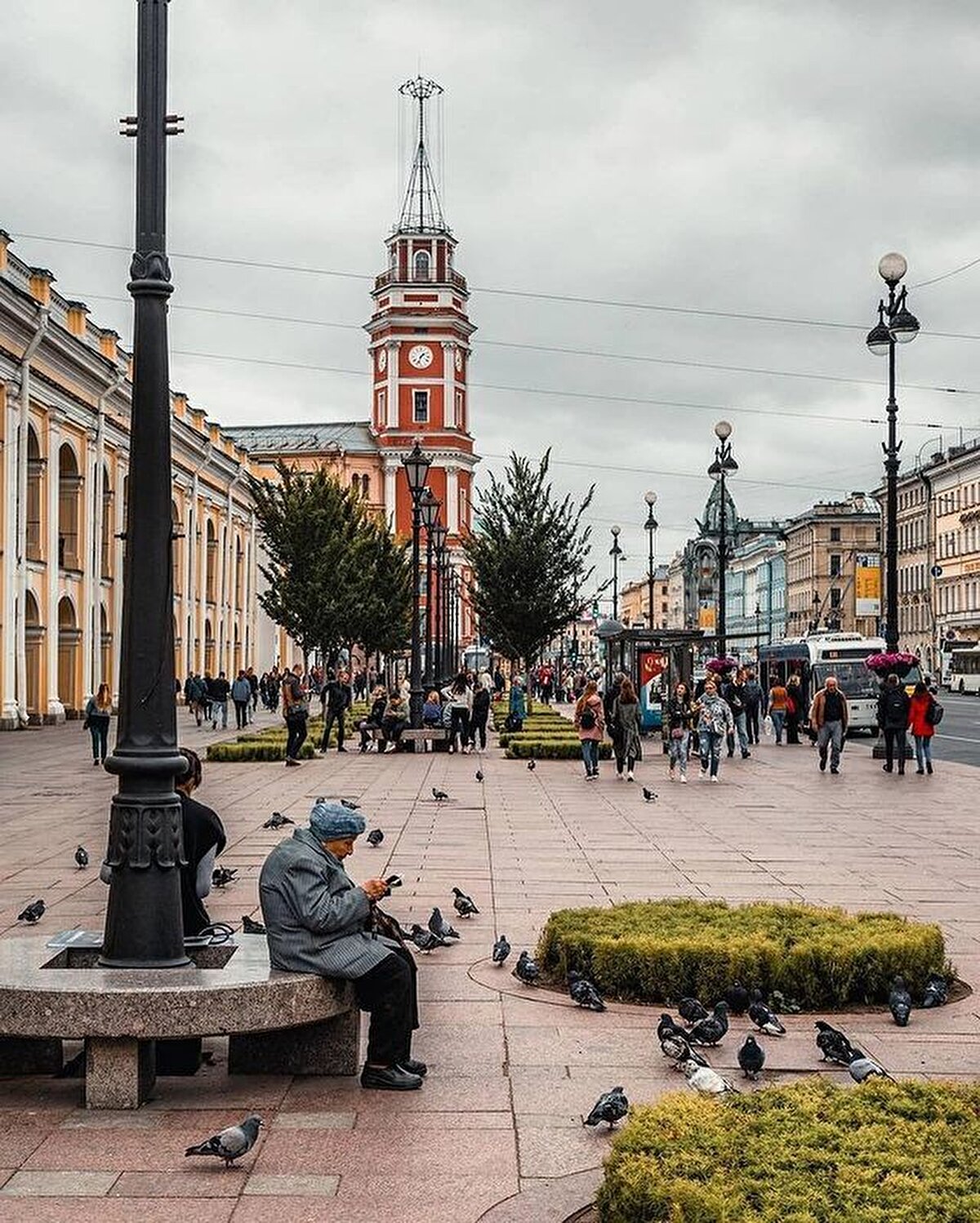 Bataklığın üstünden yükselen bu ışıltıya omuz vermek üzere Rusya'nın her bölgesinden çarın emriyle getirtilmiş işçilerin en zorlu şartlarda canları pahasına verdikleri emekleriyle tamamlanmış bir hikâyenin aziz hatırası; St. Petersburg. Ölen-sakat kalan 150 bin işçinin ruhuyla yıkanmış, kan ve acıyla kurulmuş bir şehir.⠀