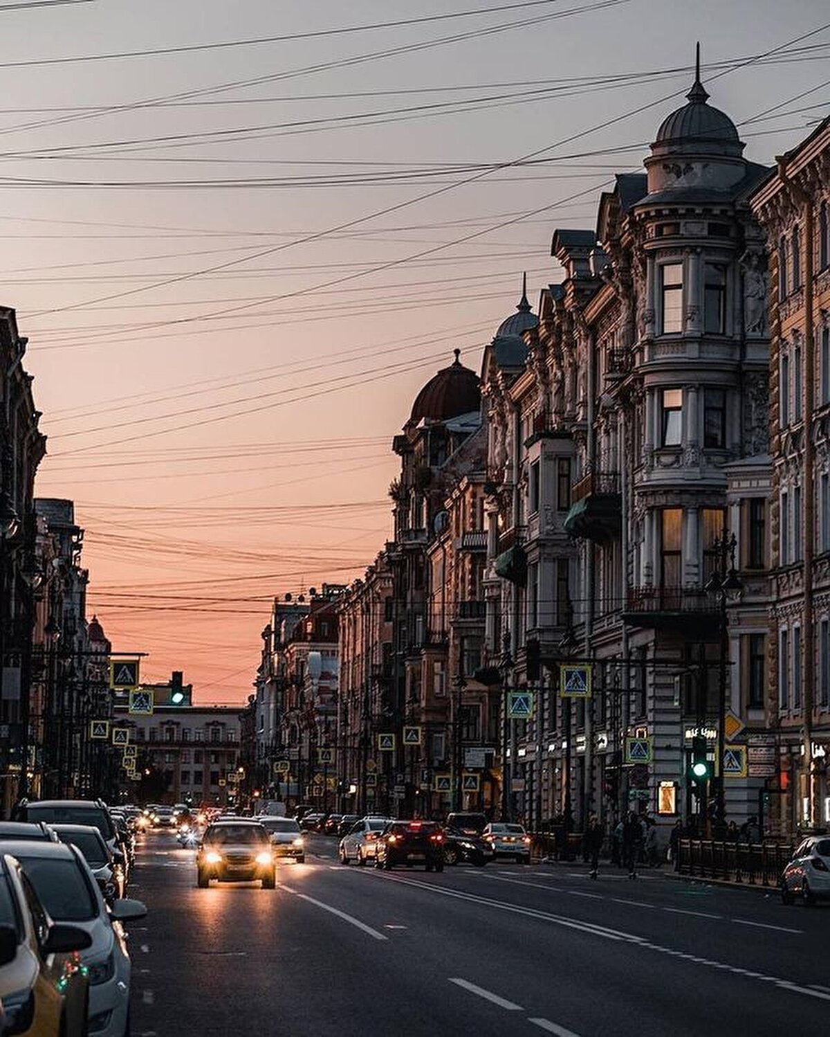 📌 Dostoyevski işte böyle bir şehre geldi. Batılılaşma krizinin tam ortasında, kendisiyle, toplumla ve tarihle hesaplaşmak, kavgaya tutuşmak, sorgulamak ve 'insan'ı tüm yıkıcılığıyla tasvir etmek için mümkün adreslerin en doğrusundaydı belki de.