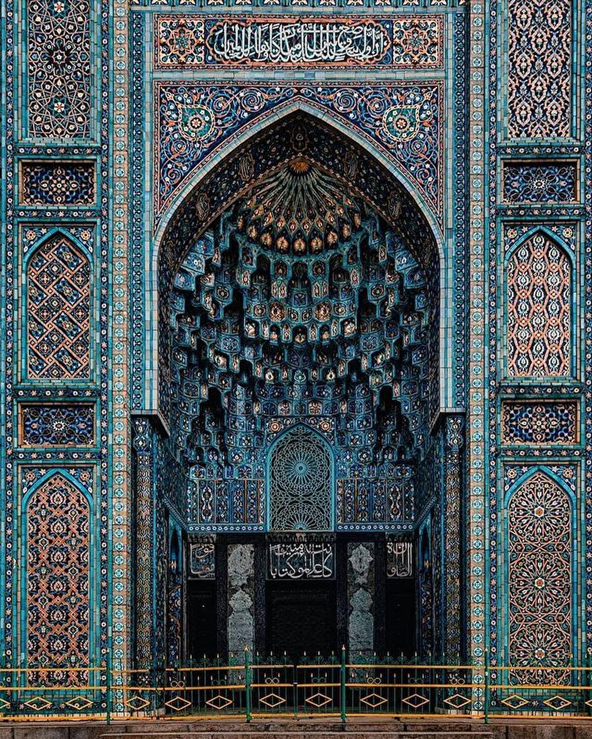 Çarlık Rusya'sına iki asır başkentlik yapan St. Petersburg'un, binlerce mahkûm, ırgat, tutsak ve kölenin kemikleriyle yoğrulmuş kan kırmızı harcından anlam devşiren bir adamın, arkadaşlarının seslendiği şekliyle Ateş Fedya'nın hikâyesi de, Petersburg'un hikâyesinden bağımsız değildir elbette. Fedya, modernitenin kıskacında uyuyan Petersburg'u, bir ressam gibi en ince ayrıntılarına kadar çizmeye devam etti romanlarında.⠀