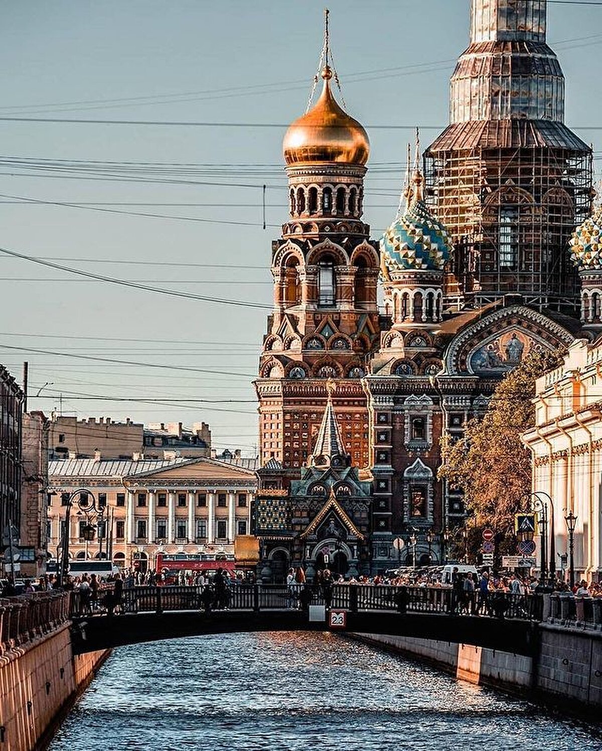 📍Baltık Denizi kıyısındaki o dev bataklığa bir şehir kurulabileceğini düşünmek… Yani St. Petersburg'a inanmak. Hikâye yaklaşık olarak böyle başlamış aslında. Çar Petro'nun imkânsız düşüyle. Avrupa sokağına açılacak görkemli bir “pencerenin” varlığına duyulan ihtiyacın Petersburg'u doğurması, politik olduğu kadar stratejik bir hamlenin sonucu olarak tezahür etmiş. Sıradan bir tezahür de değil, modern dönemin en sancılı doğum hikâyelerinden biri.