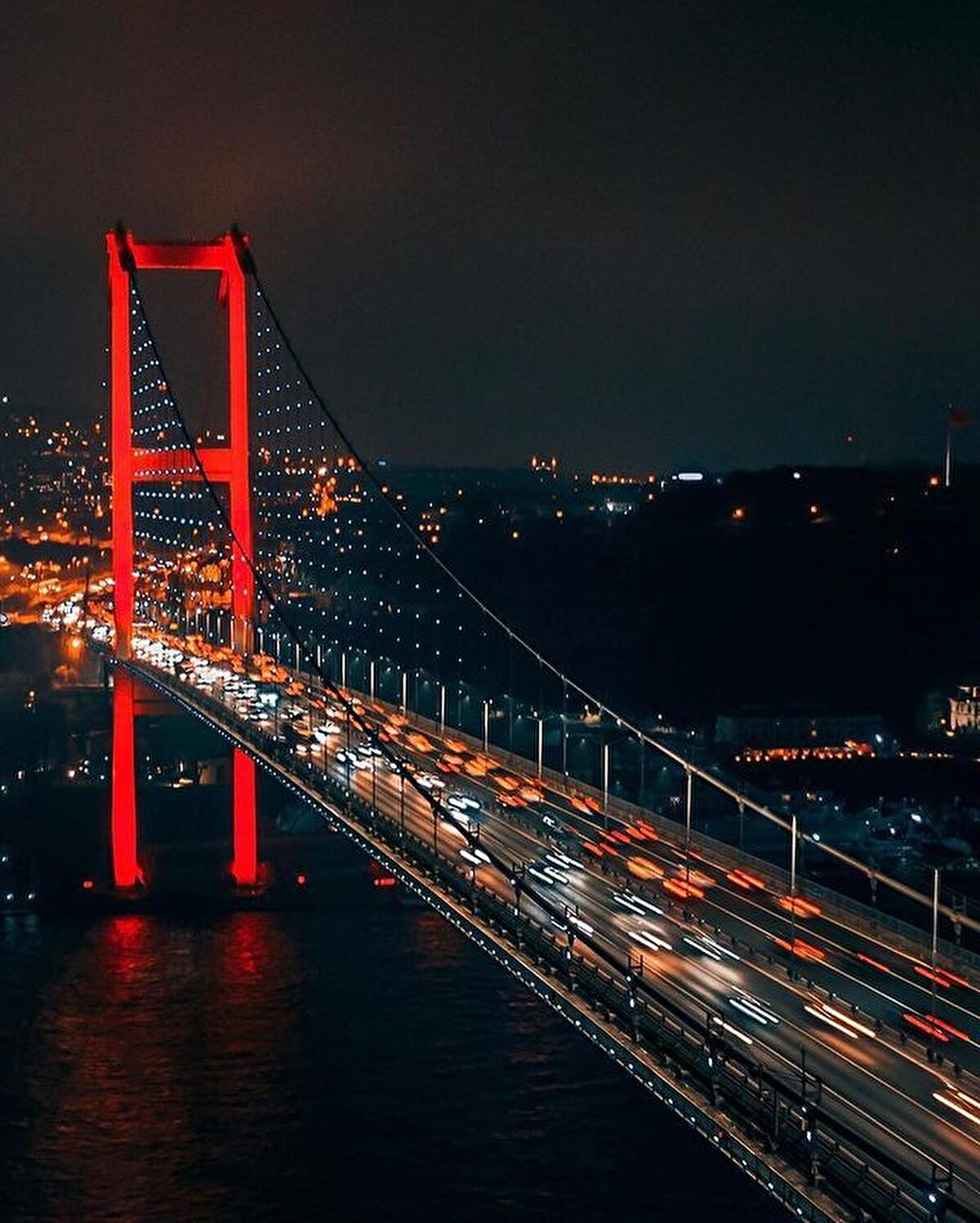 📍İstanbul'u gezmeye başlamak için en doğru nokta Sultanahmet Meydanı ve çevresi. Şehrin geçmişini, tarihini, yaşananları çözmek için burası olmazsa olmaz. Tarihte hızlı bir yolculuk ile Mısır'dan Osmanlı'ya hediye edilmiş olan dikilitaşları ve Alman Çeşmesi'ni görerek İstanbul'un simgelerinden biri olan Sultanahmet Camii'ne doğru ilerleyebilirsin. Sultanahmet Camii'den çıkıp rotanı Ayasofya Camii'ne çevirebilirsin. Ayasofya Camii'den sonraki durağın ise Topkapı Sarayı olmalı. Osmanlı İmparatorluğu'nun en zengin dönemlerinde yapılmış olmasına rağmen mütevazi mimarisiyle dikkat çeken sarayın haremlik ve selamlık kısımlarını ayrı ayrı ziyaret etmeyi unutma. 